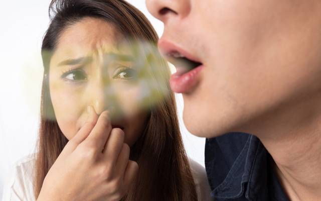 منہ کی بدبو بھگانے کے آسان نسخے