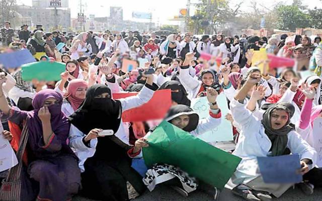 48 گھنٹے میں مطالبات نہ ماننے پر ینگ ڈاکٹرز نے احتجاج کی کال دے دی 