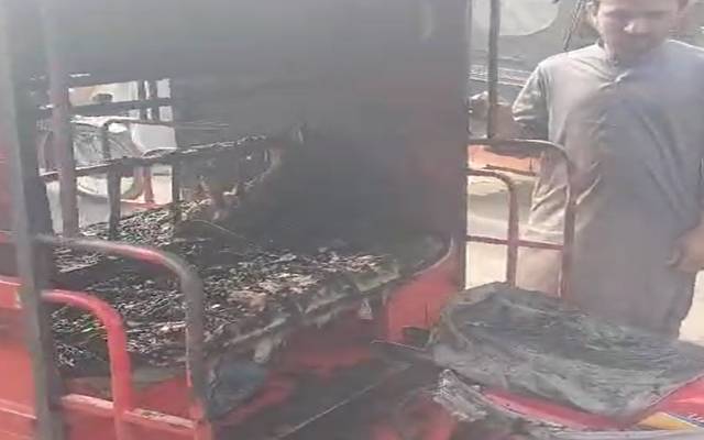 جنونی کا ٹریفک چالان پر احتجاج؛ اپنی چنگ چی گاڑی کو آگ لگا دی