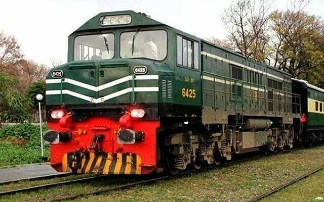 ریل گاڑی کی ٹکر سے نوجوان شدید زخمی