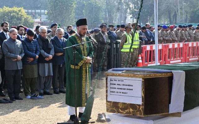 میجر حمزہ اسرار شہید کی نماز جنازہ ادا؛ آرمی چیف اور وزیراعظم کی شرکت 