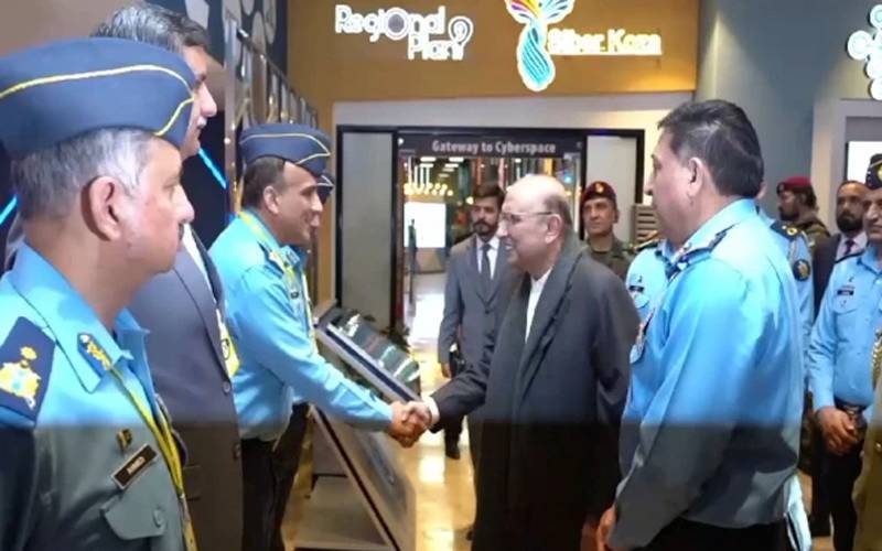صدر مملکت کا ایئر چیف کے ہمراہ نیشنل ایرو اسپیس سائنس اینڈ ٹیکنالوجی پارک کا دورہ 