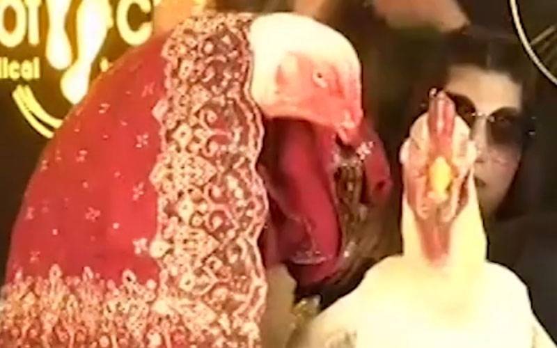لاہور میں مرغا مرغی کی دھوم دھام سے شادی، مرغی بیوٹی پارلر سے تیار ہوکر آئی