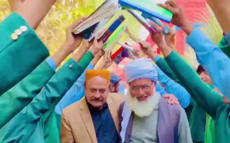 استاد کی ریٹائرمنٹ پرطلبا کا جذباتی خراج تحسین