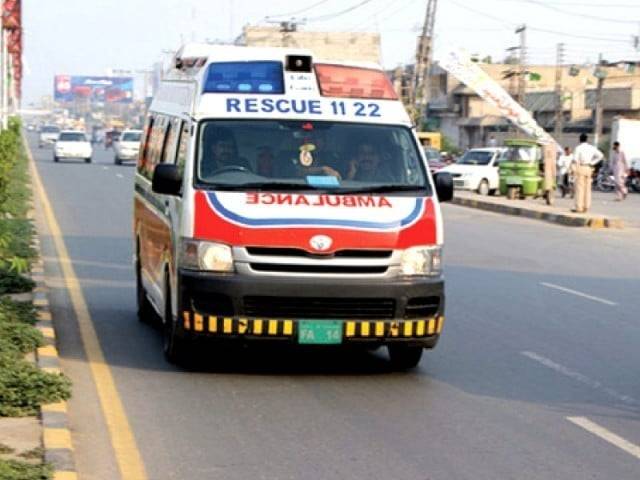 ساہیوال: باراتیوں کی گاڑی ٹریفک حادثہ کا شکار، دلہا، دُلہن جاں بحق، 3 افراد زخمی 