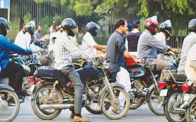 مرد ہو یا خاتون ،موٹر سائیکل کےدوسرےسوارکا بھی ہیلمٹ پہننالازم،ورنہ چالان