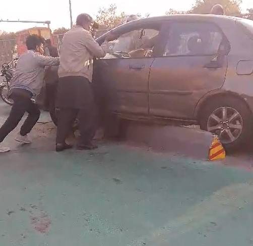 فیروز پور روڈ گرین لین پرافتتاح سے قبل  پہلا حادثہ ،کار سیفٹی وال پر چڑھ گئی 