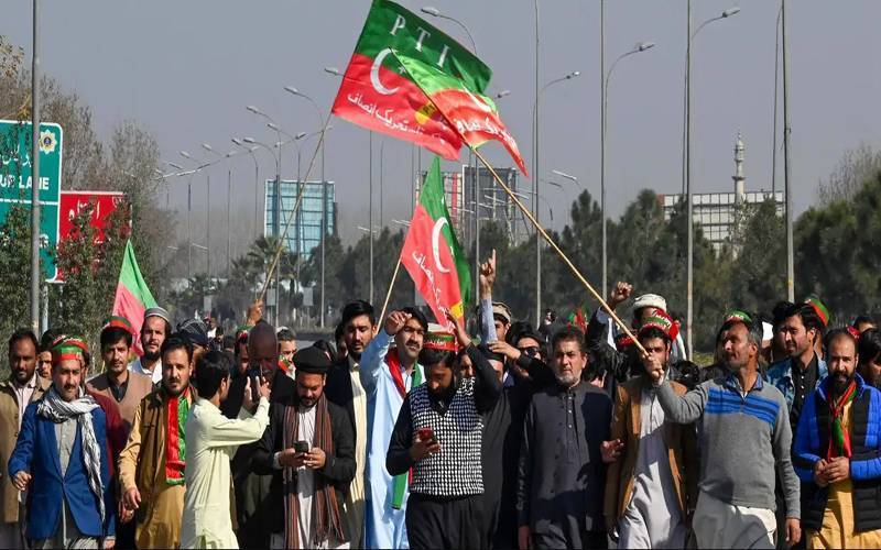 احتجاج اور جلاو گھیراؤ؛ پی ٹی آئی کارکنان پر فرد جرم کی کارروائی موخر