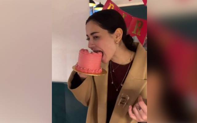 ڈمپل کوئین کا پورا کیک اکیلے کھانے کا 'صحیح طریقہ'!