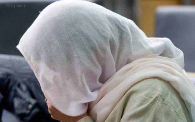 رائے ونڈ؛ پولیس اہلکاروں کا خاتون کو برہنہ کر کے مبینہ تشدد، زیادتی کا نشانہ بھی بنایا 