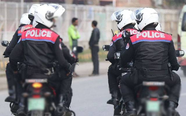 شراب کے نشے میں دھت اہلکار ایس پی سے چھٹی لینے پہنچ گیا