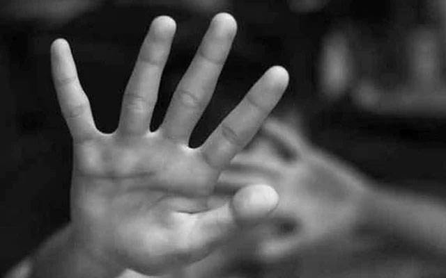 اوباش نوجوانوں کی ریٹائرڈ پولیس ملازم کے بیٹے  سےبدفعلی،ویڈیو بنا لی