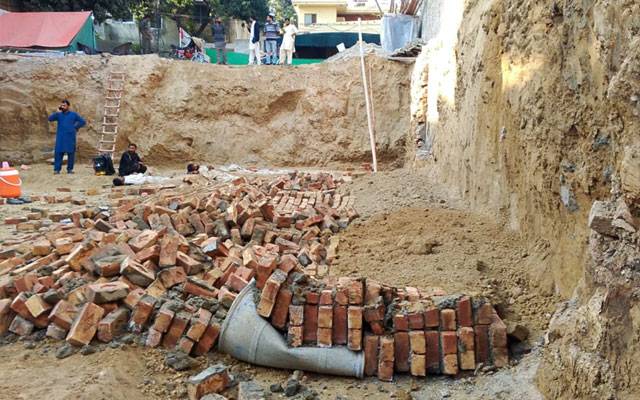 لاہور؛ زیر تعمیر عمارت کی دیوار گرنے سے 3 مزدور ملبے تلے دب گئے