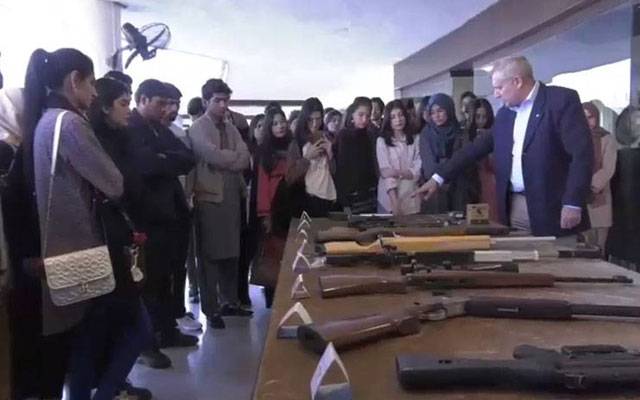 آئی ایس پی آر انٹرن شپ کے شرکا کا لاہور گیریژن شوٹنگ گیلری کا دورہ
