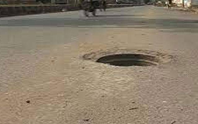 پتوکی: کھلے مین ہول میں گرنے سے خاتون سمیت 2 افراد جاں بحق 