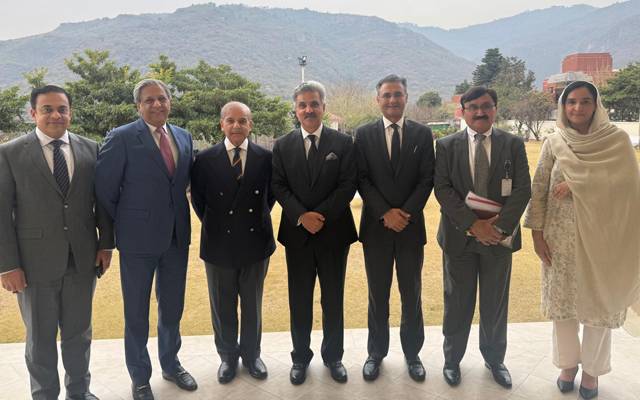 وزیر اعظم کی چیف جسٹس سے ملاقات؛ زیر التوا ٹیکس کیسز پر جلد فیصلوں کی استدعا