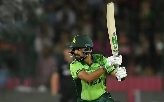 چیمپئینز ٹرافی ، ہوم گراؤنڈ میں شکست پر شائقین کرکٹ نے بابر اعظم پر تنقید کے نشتر چلا دیے 