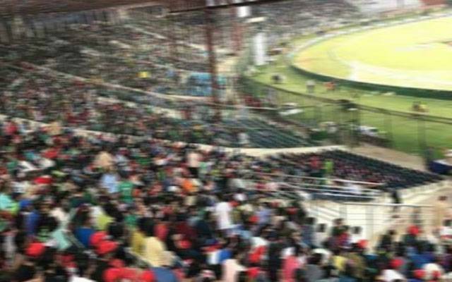 چیمپئینز ٹرافی کا چوتھا میچ، شائقین کرکٹ کا ہجوم سٹیڈیم میں موجود 
