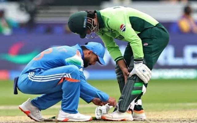 چیمپئنز ٹرافی ؛ ویرات کوہلی نے نسیم شاہ کی مددکرکے دل جیت لیے 
