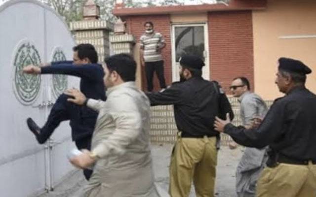 وزیراعظم کیخلاف عدم اعتماد کے دوران سندھ ہاؤس پر حملہ، ملزمان کے وارنٹ جاری