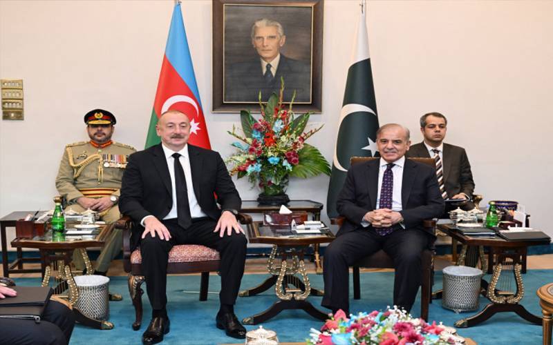 وزیراعظم شہبازشریف کا باکومیں آسان خدمت مرکزکادورہ