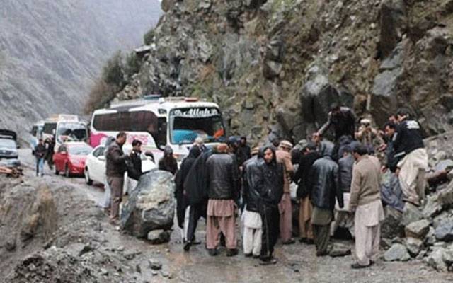 پہاڑی تودہ گرنے سے شاہراہِ قراقرم بند، مسافر پھنس گئے