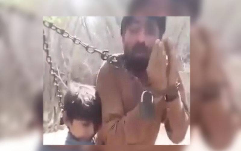 شکارپور،ڈاکوؤں کا باپ بیٹے پر تشدد، وڈیو وائرل 