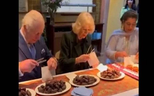 رمضان المبارک :برطانوی شاہ چارلس نے ملکہ کے ہمراہ مسلم کمیونٹی کیلئے کھجوریں پیک کیں