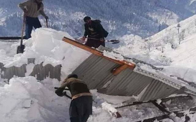 اٹھ مقام: برفانی تودے تلے دبنے والے 3 نوجوانوں کو تاحال نہیں نکالا جا سکا