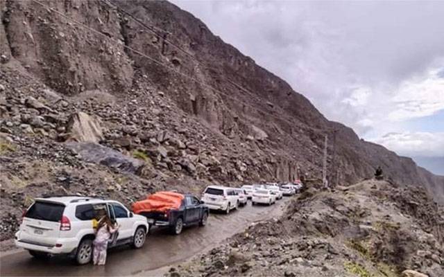 شدید بارش کے باعث شاہرہ قراقرم کئی مقامات سے بند، مسافر پریشان 