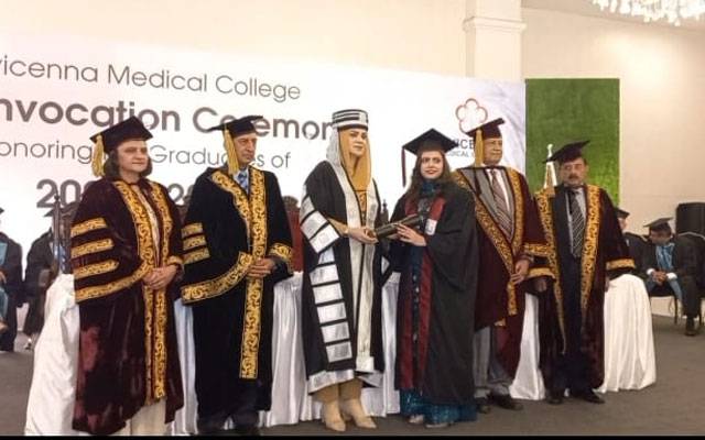 اویسنیا میڈیکل اینڈ ڈینٹل کالج میں تقریب؛ اعلیٰ کارکردگی دکھانے والے ڈاکٹرز میں گولڈ میڈل تقسیم