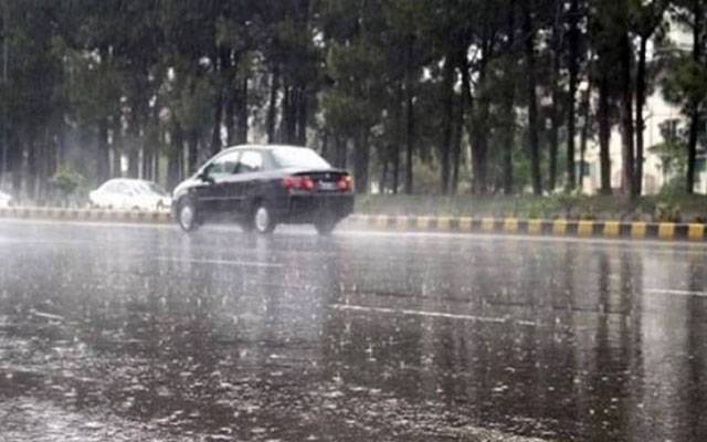 لاہور:آسمان پر بادلوں کے ڈیرے،کہیں تیز کہیں ہلکی بارش،سردی پھر لوٹ آئی