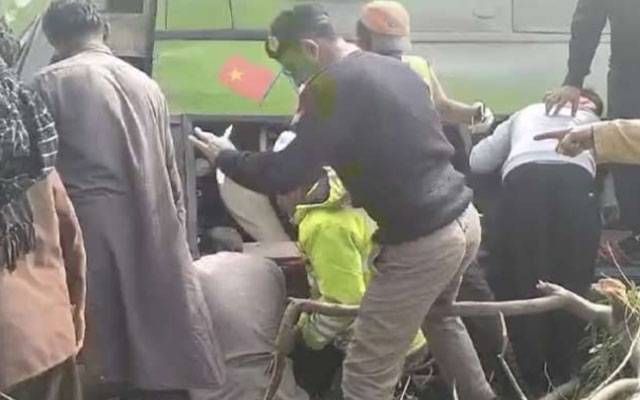 کراچی سے سوات جانے والی بس کو موٹروے ایم 2 پر حادثہ، 8 مسافر جاں بحق، 15 زخمی