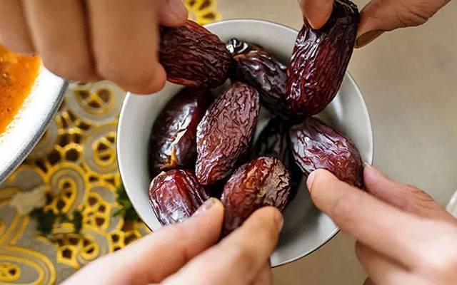 افطار میں کھجور کھانے کے فوائد