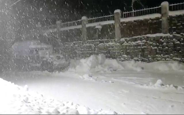 ایبٹ آباد ؛ ٹھنڈیانی میں شدید برفباری، رابطہ سڑکیں بند 