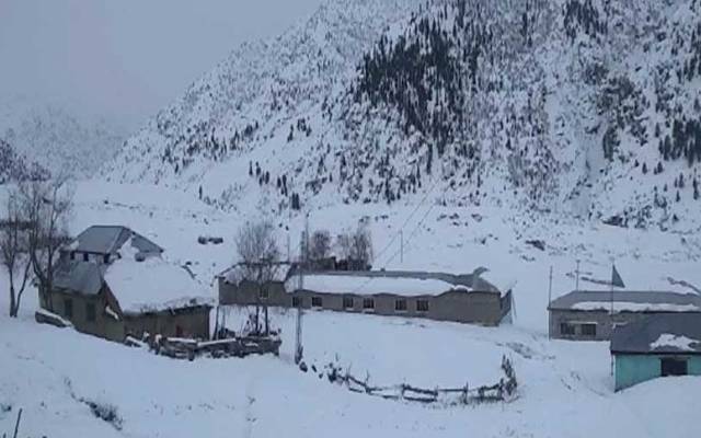 ایبٹ آباد کے بعد روالا کوٹ بھی برفباری کے باعث بند