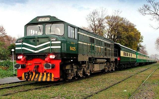 ریلوےپولیس اہلکار  کی حاضر دماغی، خاتون مسافر کی جان بچالی