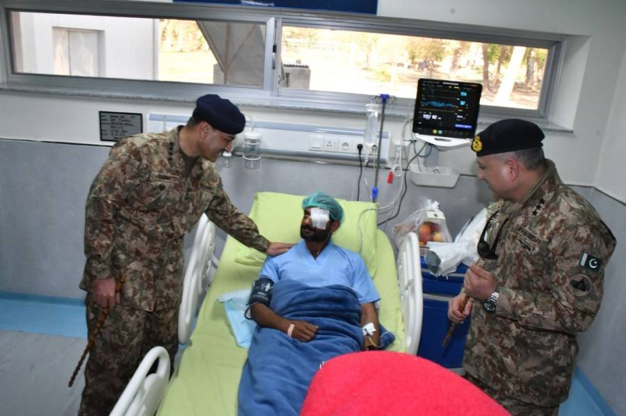 آرمی چیف کا بنو ں دورہ؛خواتین، بچوں اور بزرگوں کو نشانہ بنانا خوارج کی اسلام دشمنی کا ثبوت ہے؛ آرمی چیف 