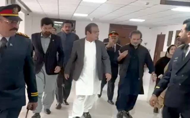 پی ٹی آئی کے گرفتار سینیٹر عون بپی ایوانِ بالا پہنچ گئے، چیئرمین سینیٹ سے ملاقات