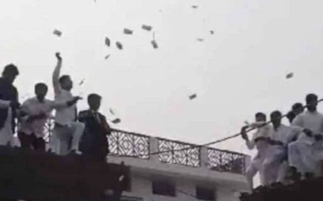 بارات میں پیسے لوٹنے والا 14 سالہ لڑکا بجلی کی تاروں سے چپک کر ہلاک