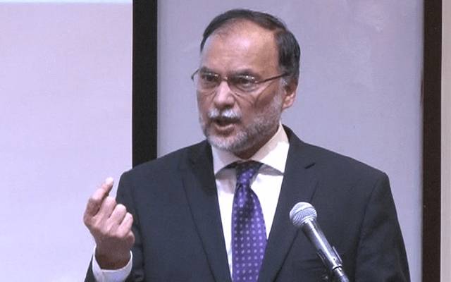 آکسفورڈ یونیورسٹی کے طالبعلم کی تنقید کے بعد احسن اقبال کا پہلا بیان