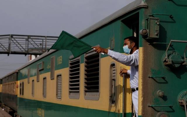 چلتی ریل گاڑی سے گرنے والی خاتون انتقال کرگئی 