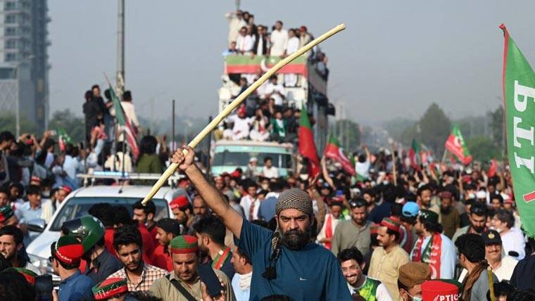 حقیقی آزادی مارچ کیسز، پی ٹی آئی رہنماؤں کے وارنٹ گرفتاری جاری