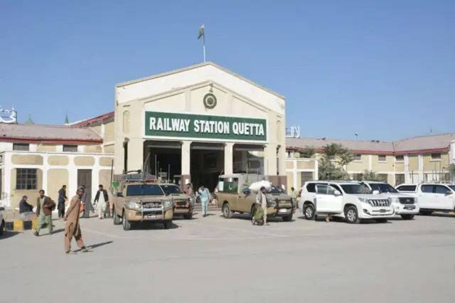  کوئٹہ ریلوے سٹیشن پر جعفر ایکسپریس کے مسافروں کے لواحقین کا ہجوم 