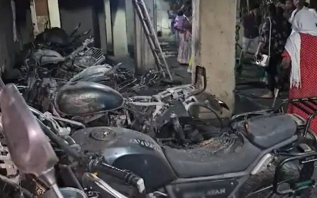  نوجوان نے سوسائٹی کے رہائشیوں کی موٹر سائیکلوں کو آگ لگا دی، وجہ کیا بنی؟