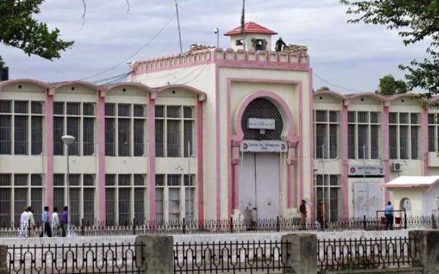 اڈیالہ جیل کے 2 ہیڈ وراڈرز کرپشن اور اختیارات سے تجاوز پر نوکری سے برطرف