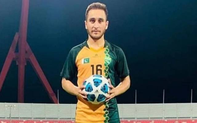 جلیبی بیچنے پر مجبور قومی فٹبالر کو وزیر اعظم نےامدادی چیک دے دیا