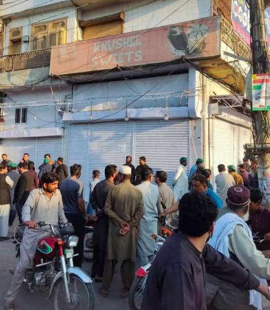میاں چنوں کی مشہور  برفی کی دوکان ایف بی آر نے سیل کردی 