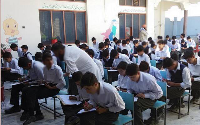 امتحانی سنٹر کا عملہ ہی نقل کروانے میں ملوث; 3 نگرانوں کے خلاف کارروائی 
