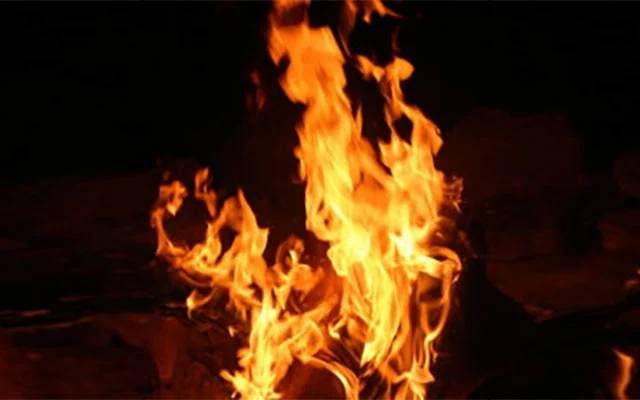 کالج روڈ میں پلاسٹک کےگودام میں آگ لگ گئی 